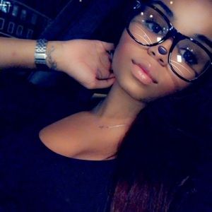 Meet your Posher, Karine